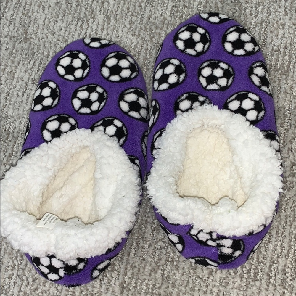 Snoozies soccer slippers Size Large
